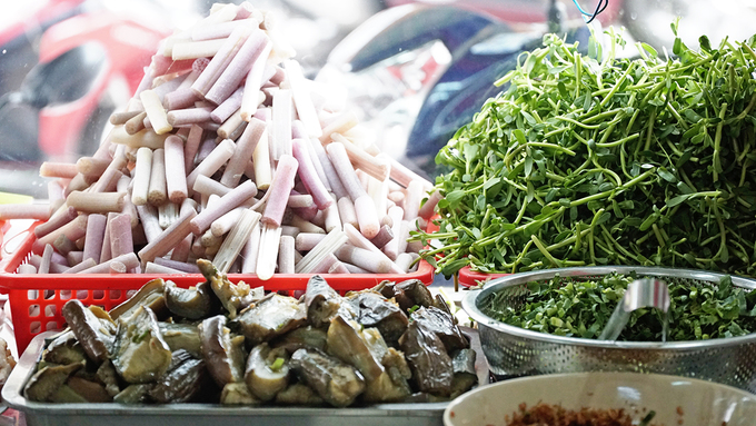Rau ăn kèm bún mắm quận 4 gồm cà tím, bông súng và rau đắng