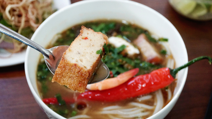 Không gian quán bún mắm quận 4 thoáng mát, sạch sẽ và có bãi đỗ xe