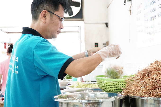 Nằm ngay mặt tiền đường Khánh Hội, quận 4, quán bún mắm có biển hiệu to và gian bếp chế biến ngay phía trước. Bên trong tủ kính bày những con tôm tươi luộc chín đỏ, mực nang béo ú hấp chín nguyên con, cá lóc, thịt heo quay... và nhiều loại rau dùng để ăn kèm đã được rửa sạch.  "Quán mở bán đến nay đã được gần 20 năm. Ngày trước, quán nằm gần một khu chợ ở quận 4 và mới dời về trí hiện tại được gần 5 năm", quản lý quán cho hay.