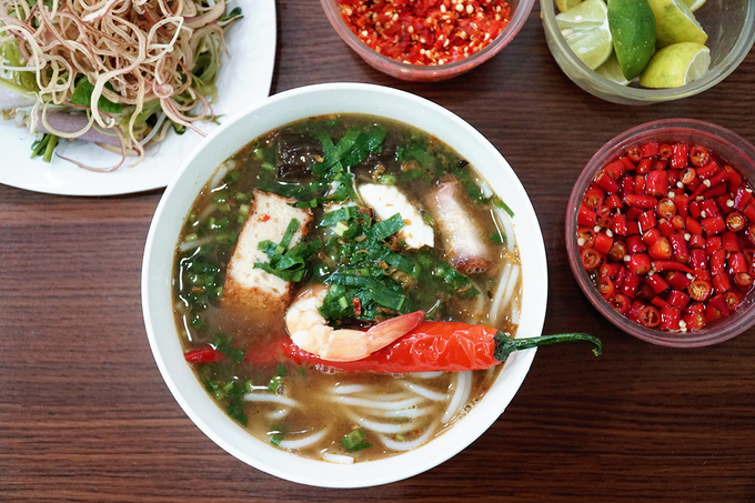 Suất ăn bình thường có giá 55.000 đồng. Bên trong tô được xếp đầy đủ tôm, mực, thịt heo quay, cá lóc hấp, chả cá, ớt dồn chả cá, cá lóc hấp... Phần đặc biệt đắt hơn 10.000 đồng. Khách có thể yêu cầu rau trụng. Các đồ nêm nếm được bày sẵn ở góc bàn cho khách tự gia giảm theo sở thích.