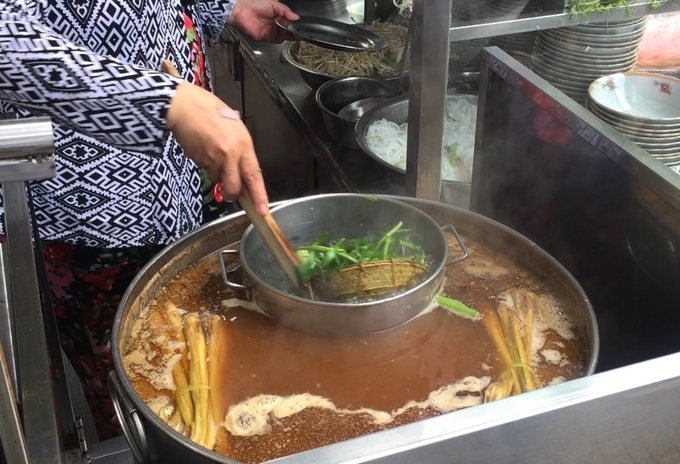 Điểm mấu chốt nằm ở nồi nước lèo nấu từ mắm cá linh và mắm cá lóc thơm phức, theo tỷ lệ gia truyền cho hương vị đặc trưng luôn sôi sùng sục đặt ngay trước cửa quán.