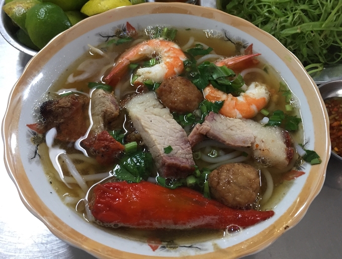 Chả cá thơm, thịt heo quay mềm, thấm vị, lớp da heo giòn giòn thêm mùi hăng của ớt chiếm trọn cảm tình của thực khách. Nếu không ăn cay được thì bạn nên dặn chủ quán chừa món ớt bọc chả cá ra.