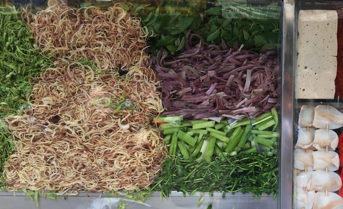 Món ăn sẽ không chuẩn nếu thiếu các loại rau sống đặc trưng miền Tây như rau đắng, bông súng, kèo nèo... Thêm vài cọng ngò gai thơm nồng là đủ làm bạn thích mê.