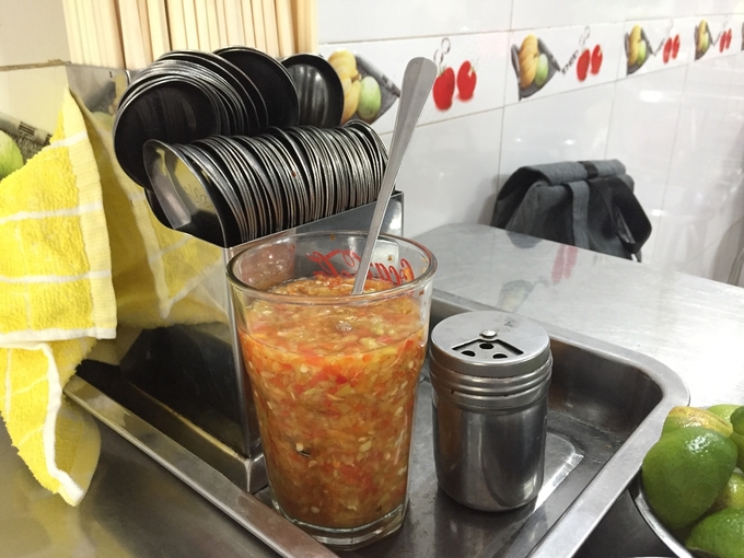 Pha chút ớt băm nhuyễn chung với chén nước mắm ngọt để làm nước chấm thịt, chả cá... Nước lèo đậm đà, vị mặn của mắm xen lẫn vị ngọt miền Tây vừa miệng nên bạn không cần phải nêm nếm thêm. Khi ăn, thực khách vắt thêm lát chanh là hết sẩy.