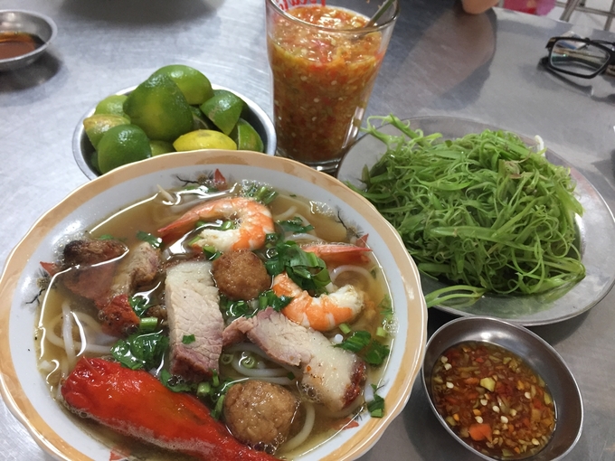 Tô đầy đủ giá 57.000 đồng, vừa bụng một người lớn. Tiệm luôn có lượng khách ổn định nhờ đa phần là khách quen - những người trót mê vị miền Tây ở Sài Gòn. Vì vậy nếu đến đây vào giờ cơm trưa hoặc chiều, bạn có thể phải chờ đôi lúc mới được phục vụ do quán khá đông
