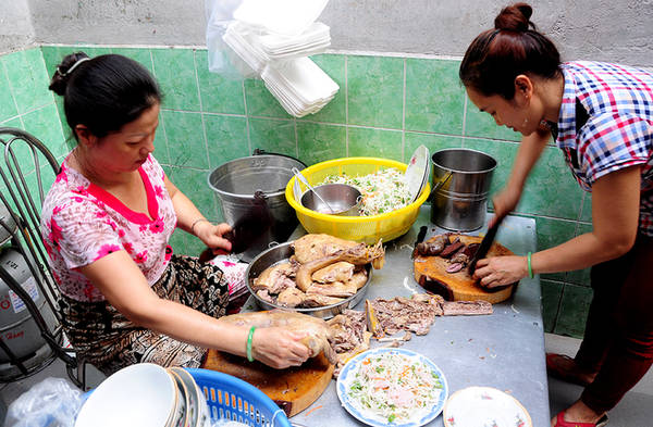 Không bảng hiệu, nằm sâu trong con hẻm 281 đường Lê Văn Sỹ, quận Tân Bình nhưng quán bún măng vịt trên 30 năm thâm niên ngày nào cũng đông khách