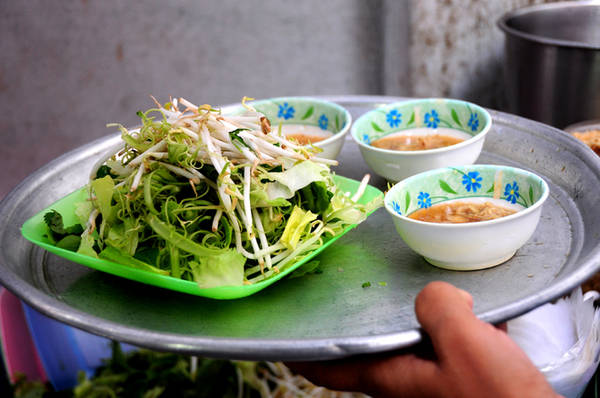 Rau sống ăn kèm là giá, rau muống bào, cải xà lách và rau thơm các loại