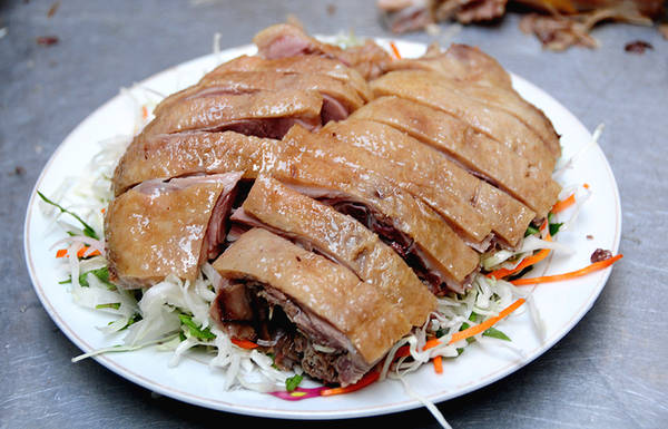 Gỏi thường đặt bên dưới, phần thịt vịt được chặt thành miếng xếp lên trên