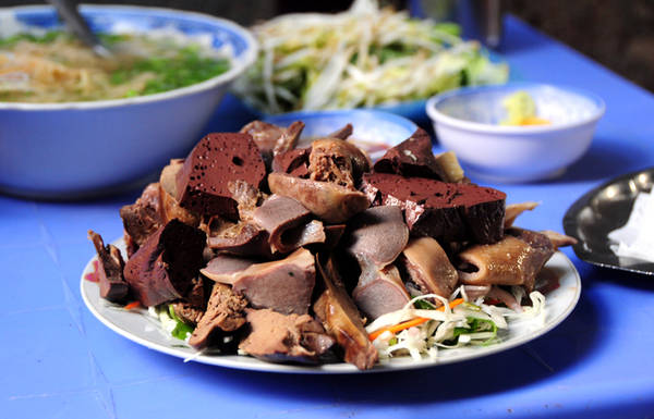 Đĩa gỏi lòng vịt đầy ắp chỉ có giá chưa đến trăm nghìn đồng