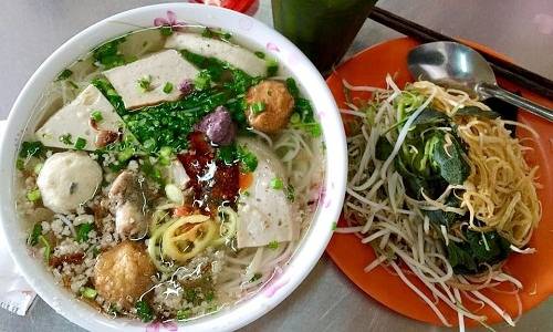 Quán bún mọc 40 năm hút khách ở Sài Gòn