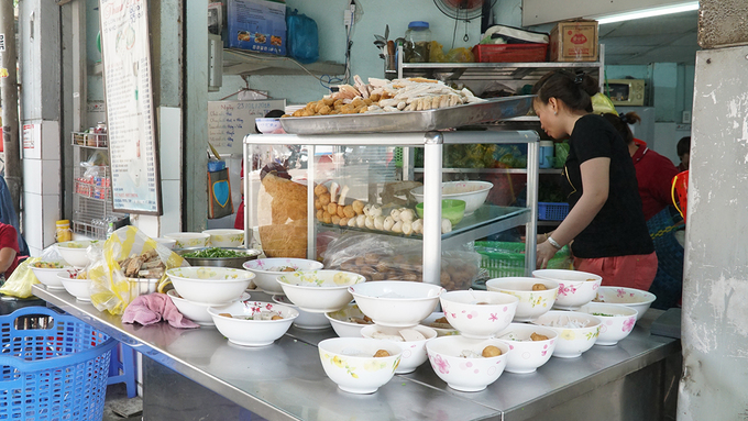 Quán Thanh Mai là một trong những địa chỉ lâu năm mà người thích bún mọc Sài Gòn nên thử qua một lần. Quán nằm ở góc đường Trương Định - Nguyễn An Ninh (quận 1).