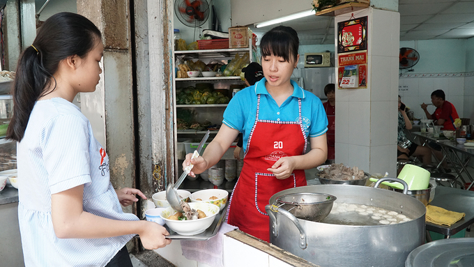Các công đoạn nấu bún mọc Sài Gòn bắt đầu làm từ sớm để kịp mở cửa lúc 5h.
