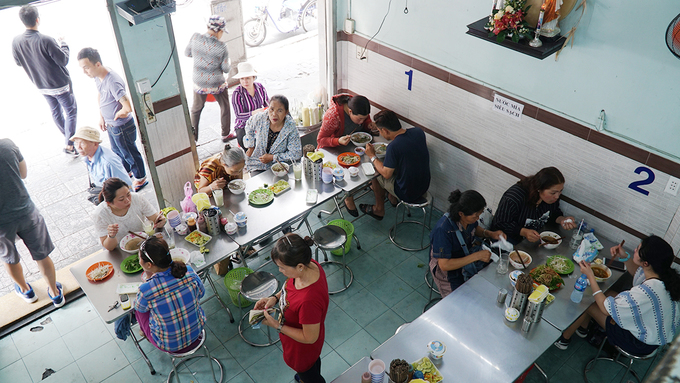 Tuy chưa ăn nhiều lần tại đây, chị Tâm và anh Tùng đều cảm thấy thích hương vị của món ăn này, đặc biệt không có cảm giác nấu từ mì chính (bột ngọt). "Viên mọc có độ dai tự nhiên, mềm và thơm", chị Tâm nói thêm.  Quán có nhiều không gian ngồi cho khách lựa chọn. Khách gửi xe ở bãi đỗ phía đối diện, giá 5.000 đồng một lượt. Ngoài món chính, quán còn phục vụ nhiều loại nước giải khát như nước mía, cam vắt, bột sắn, ca cao, cà phê các loại...