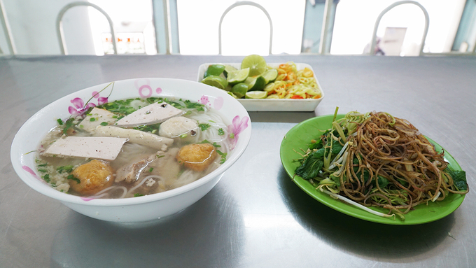 Cái tên của món ăn này cũng gây không ít tranh cãi, có người gọi là bún mộc nhưng người khác gọi là bún mọc.  Chị Thanh Tâm (TP HCM) chia sẻ: “Theo tôi được biết, món ăn có nguồn gốc từ vùng Nhân Mục, nơi trước đây có nhiều làng Mọc, rừng cây bao quanh. Khu vực còn được gọi là Kẻ Mọc, giờ là Thanh Xuân, Hà Nội. Nên tôi nghĩ bún mọc cái tên đúng hơn".  Còn anh Tùng (TP HCM) lại cho rằng: "Bún mộc có nghĩa là món bún nước, đồ ăn kèm là những viên thịt được làm mộc từ giò sống". Dù gọi bằng cái tên nào, món ăn vẫn lấy lòng nhiều khách bởi dễ ăn, no lâu và hương vị thơm ngon.