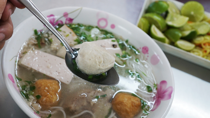Tô bún mọc đầy đủ tại quán có hai cỡ lớn và nhỏ, giá lần lượt là 60.000 và 55.000 đồng.