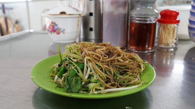 Gọi phần lớn hay nhỏ, bạn đều sẽ được phục vụ kèm theo một phần rau trụng hoặc sống tuỳ theo yêu cầu. Các đồ nêm như nước mắm, ớt, chanh... để sẵn trên bàn cho người có nhu cầu.