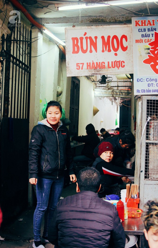 quan-bun-moc-hon-30-nam-tuoi-gia-sieu-binh-dan-du-o-giua-pho-co-ha-noi-ivivu-1