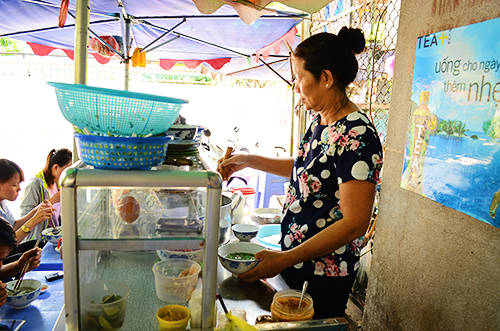 Cô Sáu đã bán bún nước cô Sáu ở đây được hơn 20 năm