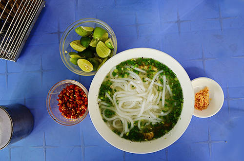 Tô bún nước cô Sáu thơm ngon hấp dẫn thực khách Sài Gòn