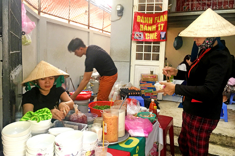 Các thành viên trong gia đình. chia nhau đứng quán, em gái cô Có (ngoài cùng bên trái) đang lấy đồ cho khách. Ảnh: Di Vỹ
