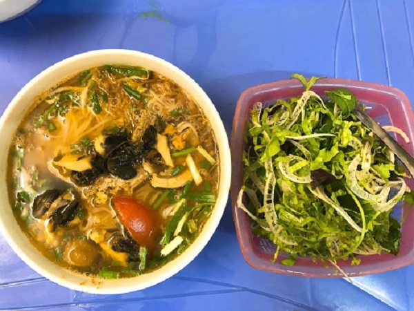 Bún cua ốc có giá 50.000 đồng một bát.