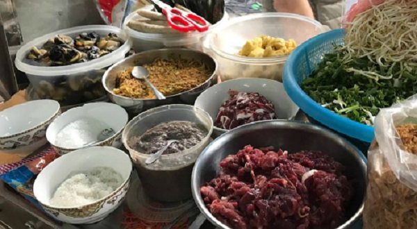 Các nguyên liệu được bày trong tủ kính trước lối vào để khách có thể quan sát.