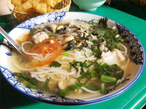 Bát bún ốc có thêm sườn giúp bạn no bụng vào bữa tối.