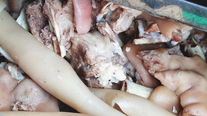 Toàn bộ gian bếp được thiết kế mở cùng với chỗ ngồi của khách. Do đó, khi vừa bước chân vào quán, khách sẽ nhìn thấy ngay nồi nước lèo to lúc nào cũng sôi sùng sục.