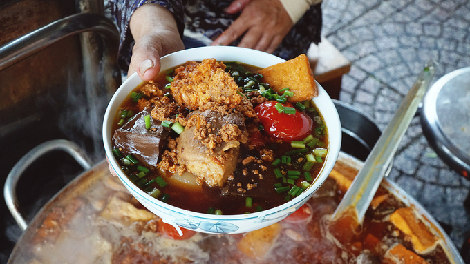 Cô Nga cho biết, mỗi ngày cô chuẩn bị các công đoạn từ 7h sáng. "Có hôm phải đi chợ sớm nếu muốn mua đồ ngon, chất lượng. Còn bình thường đã dặn sẵn mối giao", cô nói. Quán bắt đầu mở cửa từ 12h trưa đến khoảng 6h chiều là đóng.