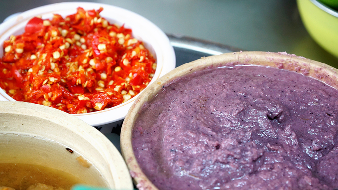 Loại đồ nêm không thể thiếu của bún riêu là mắm ruốc được đựng trong một tô sành.