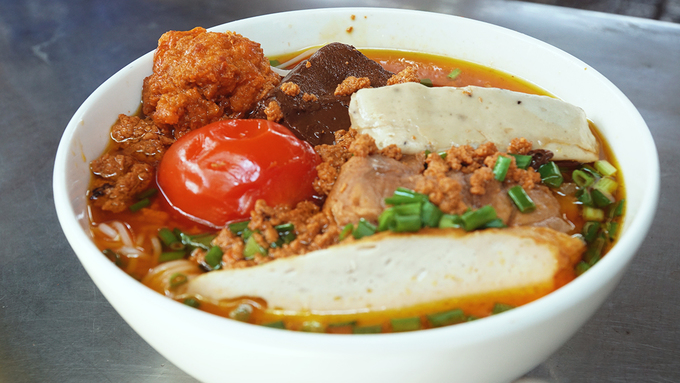 Trước đây, tô bún riêu của cô Nga chỉ có riêu cua và cà chua, sau này để đáp ứng nhu cầu của thực khách, cô thêm các loại chả và giò heo. Hiện một tô bún đầy đủ có giá 50.000 đồng kèm trà đá, khăn giấy lạnh.