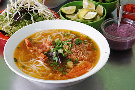 Bún riêu thích hợp cho bữa trưa hoặc xế chiều, ăn ngon hơn khi trời mưa. Ảnh: Di Vỹ.