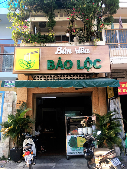 Quán bún riêu tôm gia truyền nằm mặt tiền Võ Văn Kiệt Sài Gòn