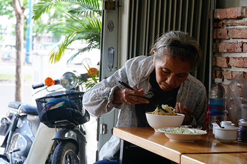 Thực khách ăn bún riêu tôm gia truyền tại quán Sài Gòn