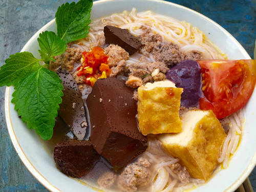 Tô bún đơn giản chỉ có cua, huyết, đậu hủ và cà chua nhưng lại được nhiều người mê. Ảnh: Mr. True