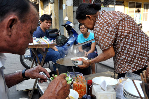 Quán bún bà Sang luôn đông khách. Ảnh: Thiên Chương