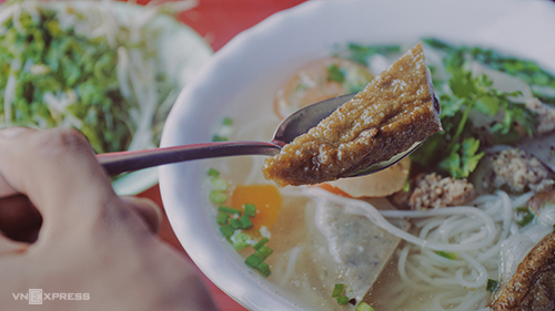 Chả cá tươi được vận chuyển mỗi ngày từ Nha Trang cho quán bún chả cá Sài Gòn