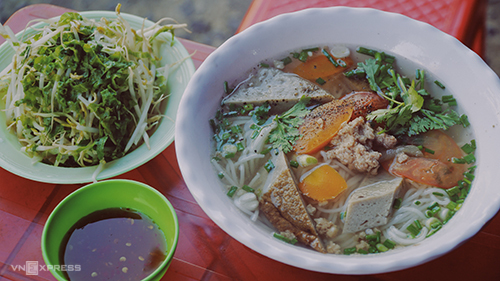 Mỗi suất ăn có giá 23.000 đồng.