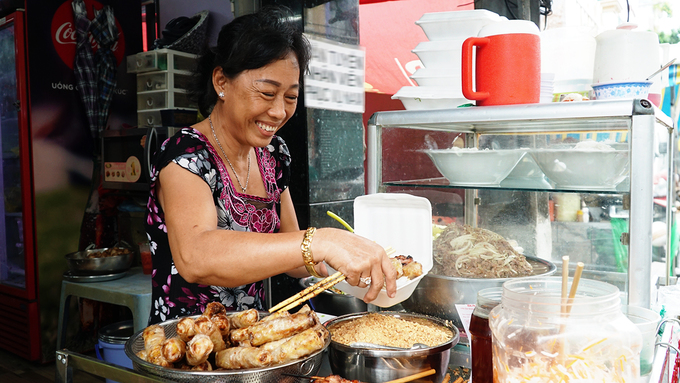 Theo lời kể của chị Tuyền, chủ hiện tại, quán bún thịt nướng này khởi đầu cách đây 40 năm, do mẹ ruột của chị mở. "Hồi đó, mẹ tôi bán bún trên gánh, ở vỉa hè quận 1. Tôi kế thừa quán được gần 20 năm nay", chị Tuyền nói.