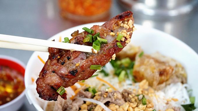 Một phần thập cẩm chỉ có một xiên thịt nướng. Nếu muốn ăn thêm, bạn có thể yêu cầu. Phần ăn ở đây được đánh giá là đầy đặn, giá một suất thập cẩm là 47.000 đồng. Quán phục vụ thêm các loại nước giải khát như trà đá, nước ép, sữa...