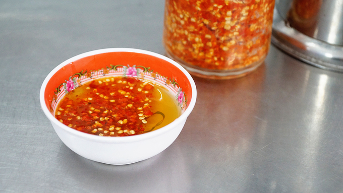 Không thể ăn bún thịt nướng mà thiếu đi nước mắm. Đây được xem là linh hồn của món ăn. Nước mắm được quán pha theo kiểu miền Nam, hơi ngọt và đặc quánh. Ớt được để trên bàn cho khách chủ động gia giảm.  Anh Phong (ngụ quận 4, TP HCM) là khách quen của quán cho biết: "Thịt nướng và chả giò đều được nêm nếm vừa miệng, chỉ có nước mắm thì hơi ngọt. Quán thường đông vào buổi trưa nên đôi khi hết chỗ và phải chờ tới lượt".