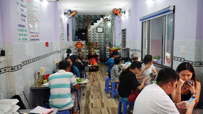 Quán dời về địa chỉ trên đường Cô Giang, quận 1 được hơn 4 tháng nay, cách địa chỉ cũ chừng 100 mét. Quán mở cửa từ 6h đến 22h mỗi ngày và nhận giao hàng tận nơi cho khách có nhu cầu.