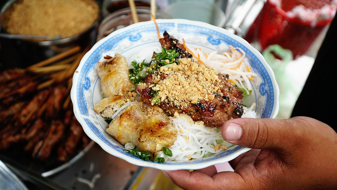 Món ăn được chế biến theo một công thức đã 40 năm. Các nguyên liệu chính gồm: bún, thịt nướng, chả giò và không thể thiếu các loại rau sống ăn kèm như xà lách, giá, dưa leo cắt nhỏ, củ cải ngâm chua.