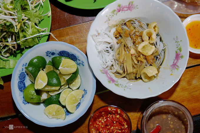 Tô bún cua thối Pleiku đầy đủ topping