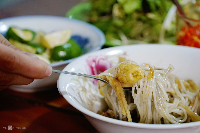 Cách ăn bún cua thối Pleiku đúng chuẩn
