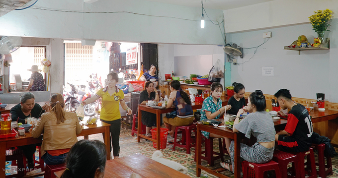 Nằm trong khu ăn uống trên đường Phùng Hưng, quán mở cửa từ 11h đến 19-20h thì đóng cửa. Không gian của quán khá rộng và thoáng. Giờ cao điểm, quán đón đông khách nên thường kín chỗ, không còn chỗ đậu xe. Nằm trong khu ăn uống trên đường Phùng Hưng, quán mở cửa từ 11h đến 19-20h thì đóng cửa. Không gian của quán khá rộng và thoáng. Giờ cao điểm, quán đón đông khách nên thường kín chỗ, không còn chỗ đậu xe.