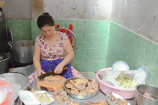 Thực khách có thể trực tiếp quan sát quá trình chế biến của quán. Ảnh: Phong Vinh.