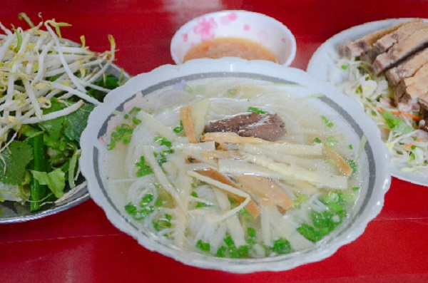 Quán bún vịt gần 60 năm ở Sài Gòn: muốn ăn phải đợi