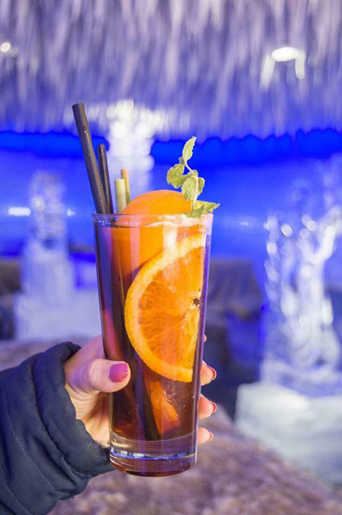 Thực đơn của quán có nhiều món khác nhau như cà phê, soda, các loại trà nóng, sữa chua... Giá dao động từ 89.000 đến 120.000 đồng.  Gần hai năm trước, mô hình tương tự cũng lần đầu tiên xuất hiện ở Sài Gòn.  Ảnh: Thành Lê