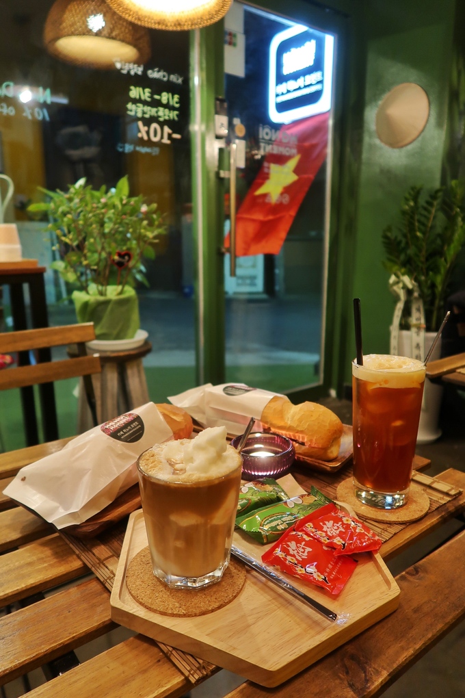 Thưởng thức cà phê bánh mì Hà Nội tại Hà Nội Moment Seoul
